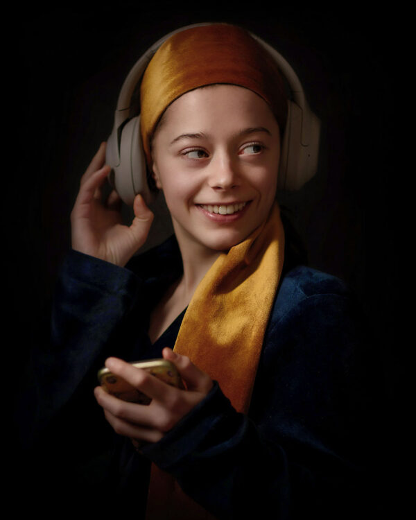 2Canon-R5-profoto-fine-art-portet-van-het-meisje-met-de-parel-en-koptelefoon-door-natuurlijk-licht-fotograaf-Willie-Kers-uit-Apeldoorn-copy-2