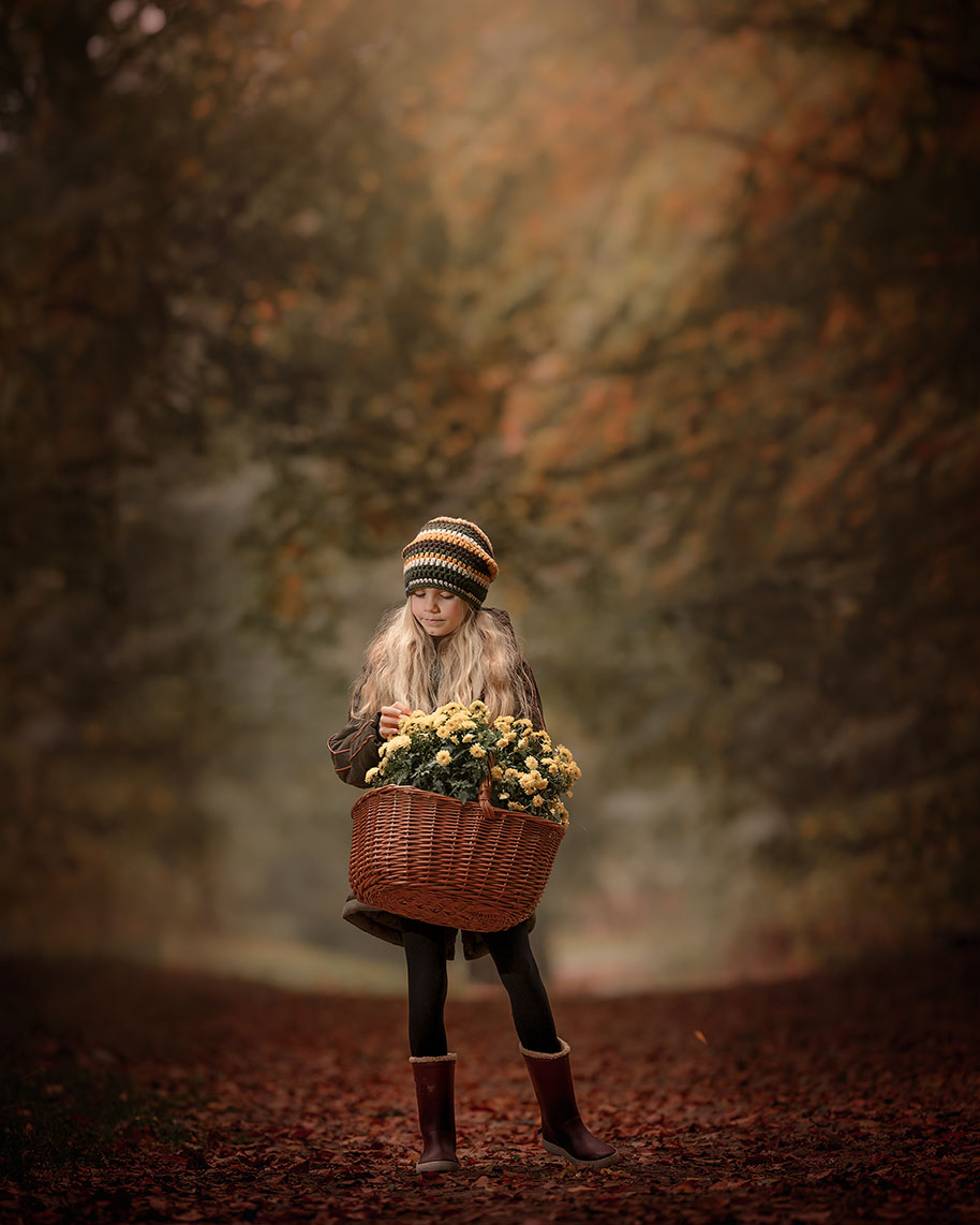 34-Portret-van-een-meisje-met-een-mand-bloemen-in-een-herfstbos-door-natuurlijk-licht-fotograaf-Willie-Kers-uit-Apeldoorn-magie-van-het-licht-copy