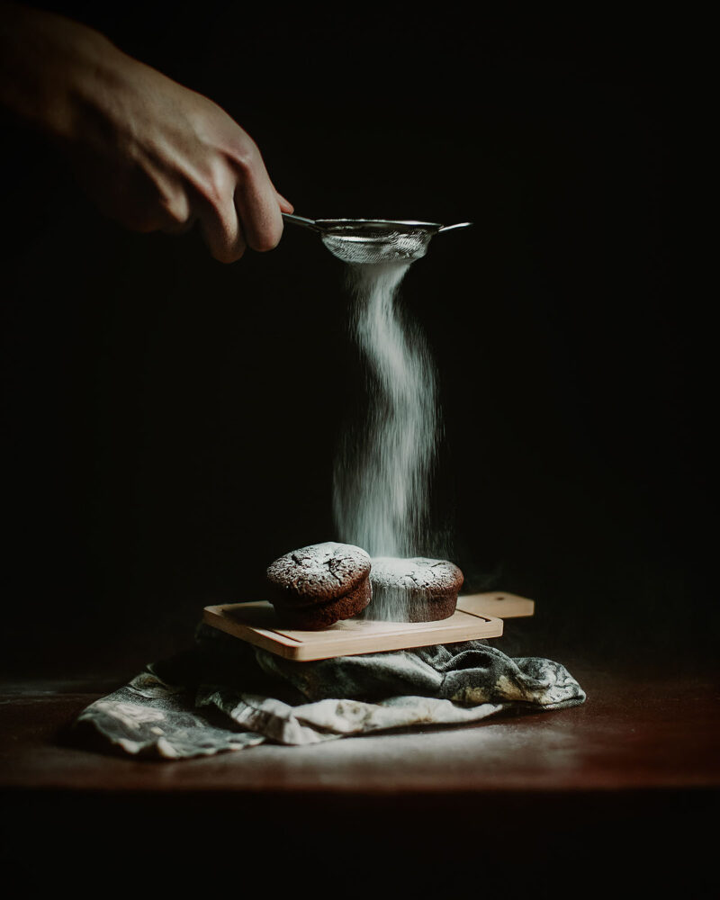 Canon-EOS-R6-food-photography-stillife-of-two-cupcakes-by-Dutch-photographer-Willie-Kers