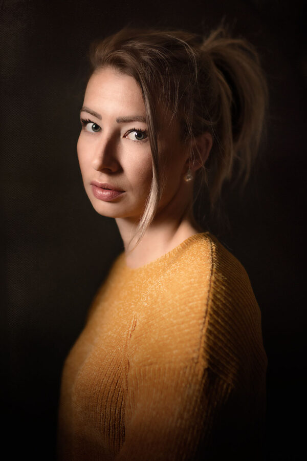 Canon-EOS-fine-art-portret-van-Vermeer-meisje-met-de-parel-door-natuurlijk-licht-fotograaf-Willie-Kers-uit-Apeldoorn-copy