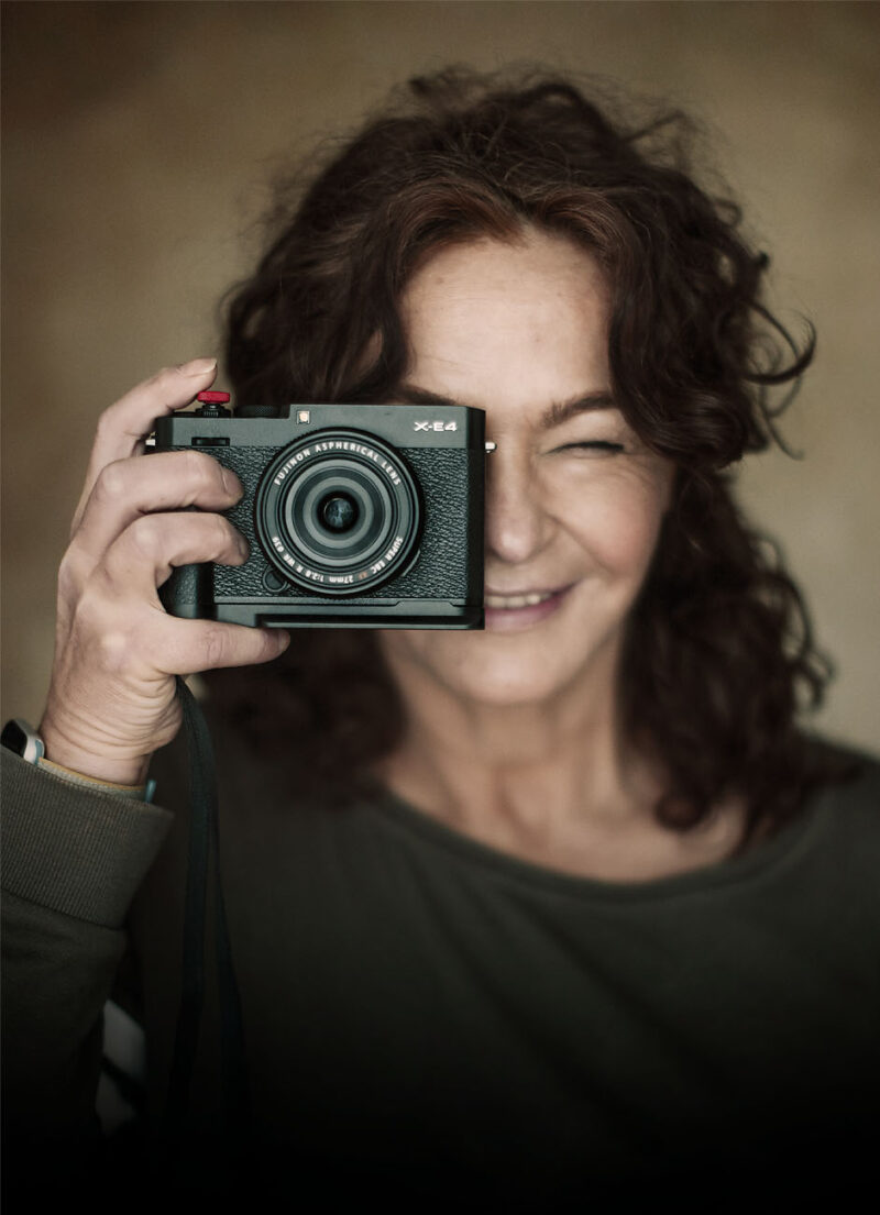 Een-Portret-van-fotograaf-Willie-Kers-met-een-Fujifilm-camera