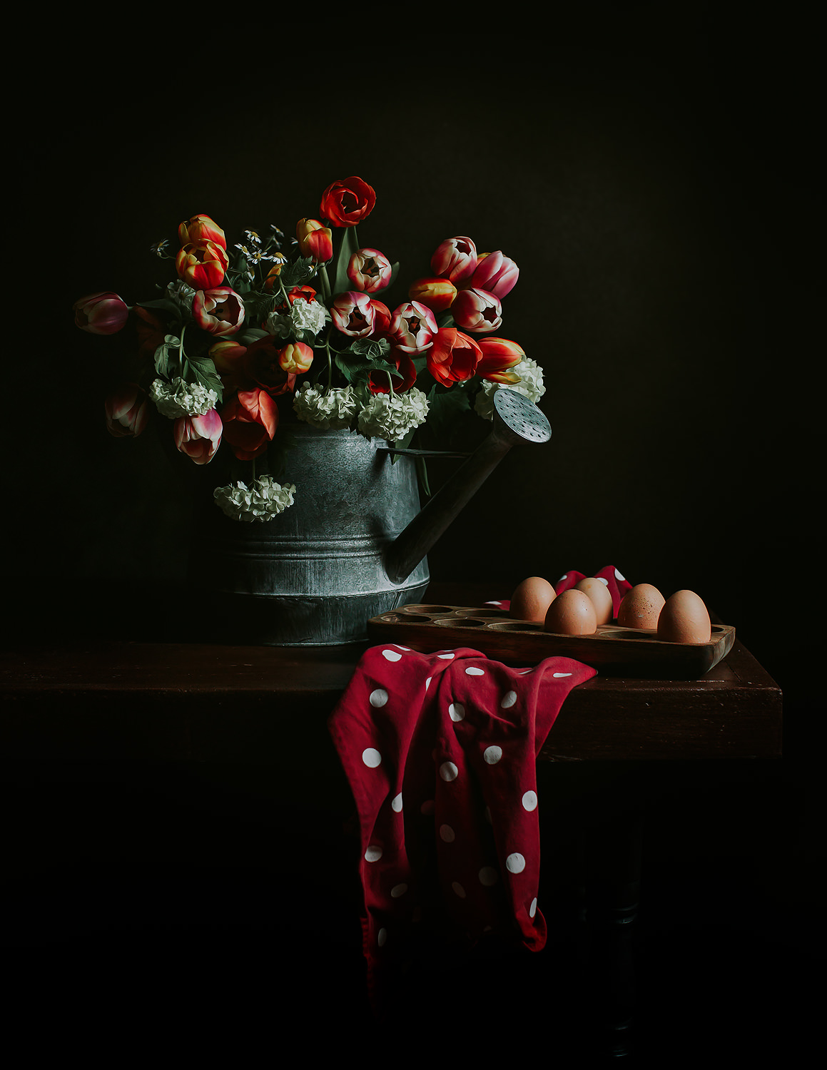 Stilleven-van-een-gieter-met-tulpen-en-eieren-voor-Pasen-door-Willie-kers-fotografie