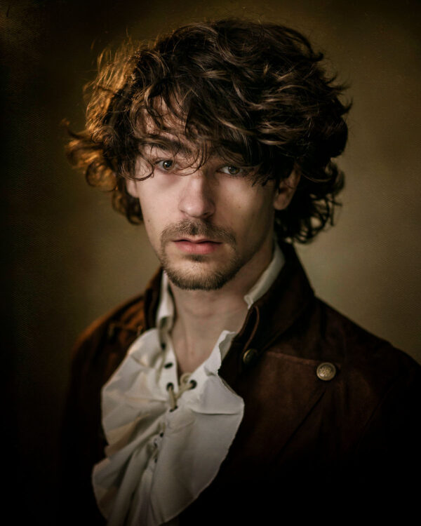 fine-art-Rembrandt-portret-gemaakt-door-natuurlijk-licht-fotograaf-Willie-Kers-uit-Apeldoorn-zoals-vermeer-schildert