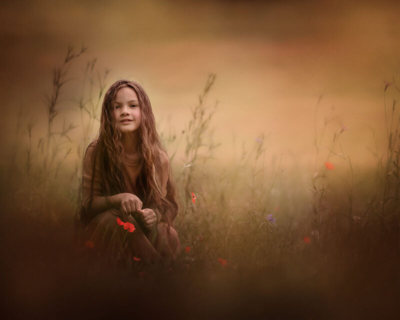 fine-art-portret-van-een-meisje-met-klaprozen-door-natuurlijk-licht-fotograaf-Willie-Kers-uit-Apeldoorn-copy