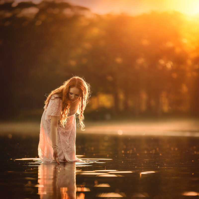 fine-art-portret-van-een-roodharige-vrouw-in-de-zee-tijdens-zonsondergang-door-fotograaf-Willie-Kers-uit-Apeldoorn