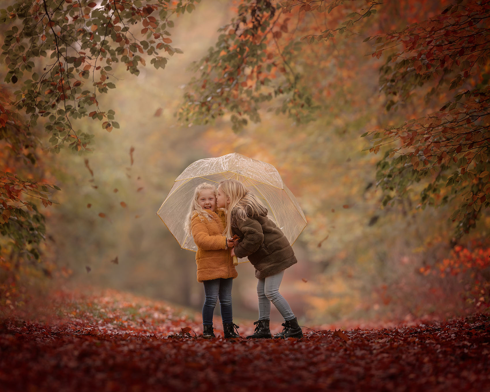 web-final-Canon-Fine-art-herfst-portret-van-twee-kinderen-met-een-paraplu-in-het-herfstbos-door-natuurlijk-licht-fotograaf-Willie-Kers-uit-Apeldoorn