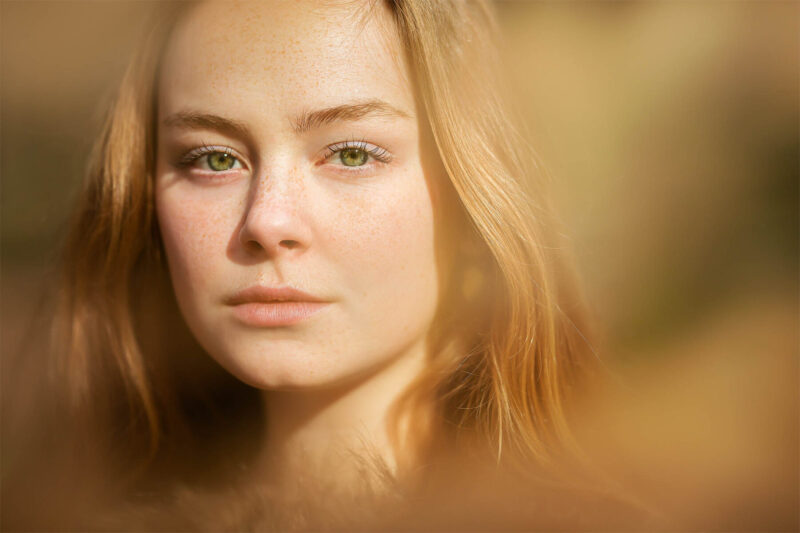 canon-EOS-R-portrait-of-a-sunlit-young-woman-with-red-hair-and-freckles-by-photographer-Willie-Kers-Apeldoorn-e1677407298182
