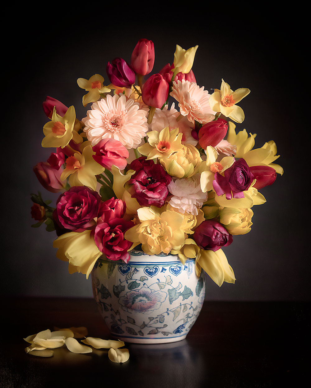Fine-art-stilleven-van-lentebloemen-door-natuurlijk-licht-fotograaf-Willie-Kers-uit-Apeldoorn-copy