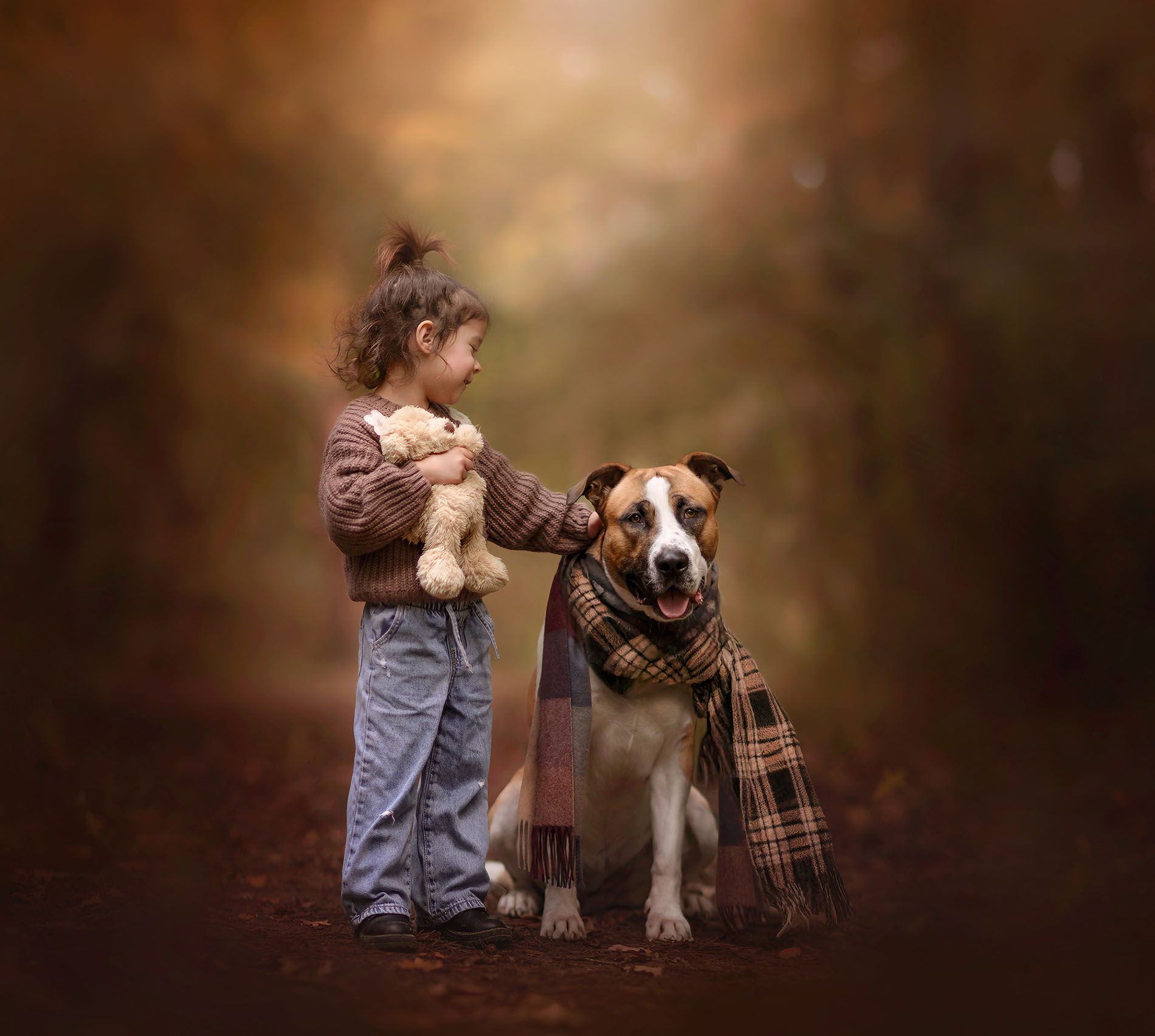 dromerig-fine-art-portret-van-een-klein-meisje-in-het-herfstbos-en-een-hond-met-een-sjaal-om-door-natuurlijk-licht-fotograaf-willie-kers-uit-apeldoorn-copy